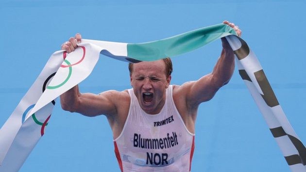 Vítězný Kristian Blummenfelt z Norska v cíli triatlonu. Vítězný Kristian Blummenfelt z Norska v cíli triatlonu.