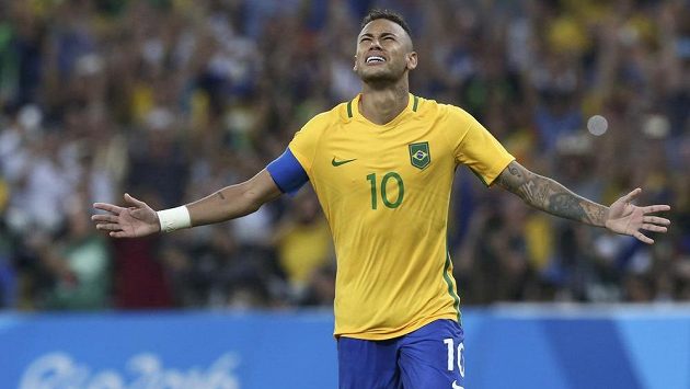 Brazilec Neymar po vítězné penaltě v rozstřelu olympijského finále. Brazilec Neymar po vítězné penaltě v rozstřelu olympijského finále.