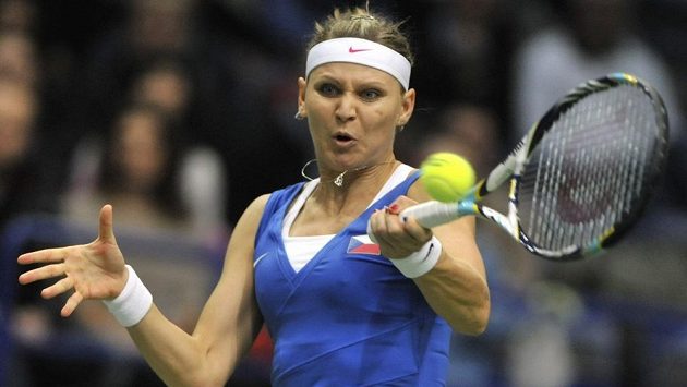 Forhend Lucie Šafářové v utkání s Australankou Samanthou Stosurovou. Forhend Lucie Šafářové v utkání s Australankou Samanthou Stosurovou.