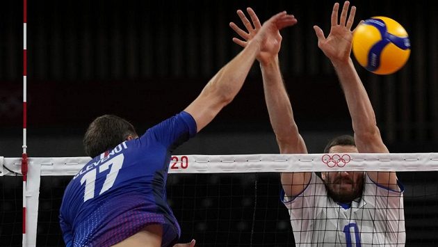 Volejbalisté Francie ukončili ve čtvrtém kole olympijského turnaje neporazitelnost Ruska. Volejbalisté Francie ukončili ve čtvrtém kole olympijského turnaje neporazitelnost Ruska.