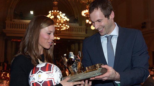 Olympijská vítězka snowboardistka Eva Samková obdivuje cenu pro Fotbalistu roku 2013, kterou získal Petr Čech. Olympijská vítězka snowboardistka Eva Samková obdivuje cenu pro Fotbalistu roku 2013, kterou získal Petr Čech.