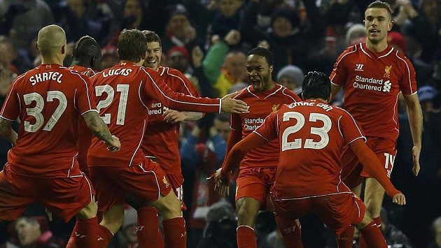 Raheem Sterling (třetí zprava) z Liverpoolu slaví vyrovnávací gól v utkání proti Chelsea. Raheem Sterling (třetí zprava) z Liverpoolu slaví vyrovnávací gól v utkání proti Chelsea.