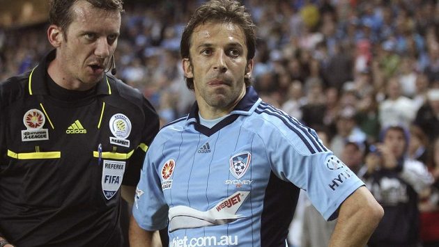 Alessandro del Piero v dresu FC Sydney v rozhovoru s rozhodčím Peterem Greenem v utkání australské ligy proti Adelaide United. Alessandro del Piero v dresu FC Sydney v rozhovoru s rozhodčím Peterem Greenem v utkání australské ligy proti Adelaide United.