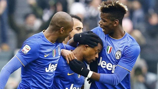 Patrice Evra (uprostřed) oslavuje se spoluhráči z Juventusu Paulem Pogbou (vpravo) a Angelem Ogbonnou gól proti Sampdorii Janov. Patrice Evra (uprostřed) oslavuje se spoluhráči z Juventusu Paulem Pogbou (vpravo) a Angelem Ogbonnou gól proti Sampdorii Janov.
