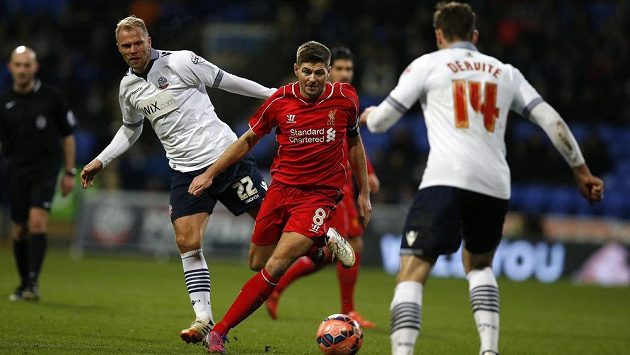 Záložník Steven Gerrard (uprostřed) odehrál na hřišti Boltonu svůj 700. zápas za Liverpool. Záložník Steven Gerrard (uprostřed) odehrál na hřišti Boltonu svůj 700. zápas za Liverpool.
