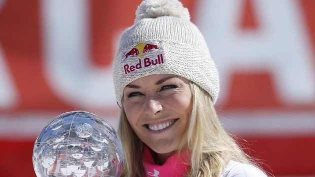Lindsey Vonnová z USA s trofejí za celkový triumf v super-G. Lindsey Vonnová z USA s trofejí za celkový triumf v super-G.