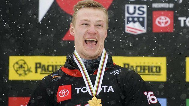 Ruský snowboardista Dmitrij Loginov slaví zlato na světovém šampionátu v zámoří. Ruský snowboardista Dmitrij Loginov slaví zlato na světovém šampionátu v zámoří.