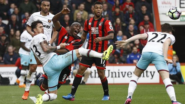 Fotbalisté West Hamu hrají ve středu tabulky Premier League. Hráči Kladivářů si ale stejně užívají života, jako třeba Edimilson Fernandes. Fotbalisté West Hamu hrají ve středu tabulky Premier League. Hráči Kladivářů si ale stejně užívají života, jako třeba Edimilson Fernandes.