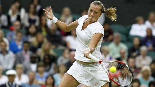 Česká jednička Petra Kvitová během čtvrtfinálového souboje Wimbledonu s dvacátou nasazenou Belgičankou Kirsten Flipkensovou. Česká jednička Petra Kvitová během čtvrtfinálového souboje Wimbledonu s dvacátou nasazenou Belgičankou Kirsten Flipkensovou.