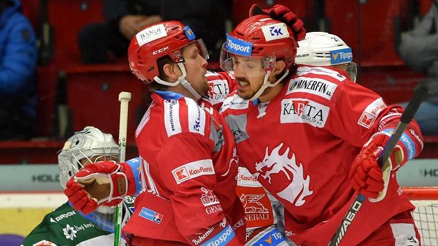 Radost Ocelářů! Petr Vrána z Třince a Matěj Stránský z Třince se radují z gólu. Radost Ocelářů! Petr Vrána z Třince a Matěj Stránský z Třince se radují z gólu.