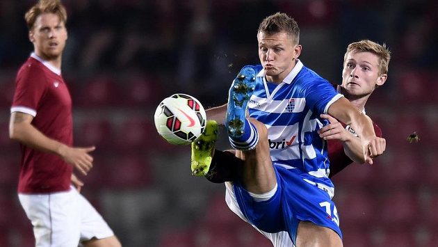 O míč bojují obránce Sparty Praha Jakub Brabec (vpravo) a útočník Zwolle Tomáš Necid. O míč bojují obránce Sparty Praha Jakub Brabec (vpravo) a útočník Zwolle Tomáš Necid.
