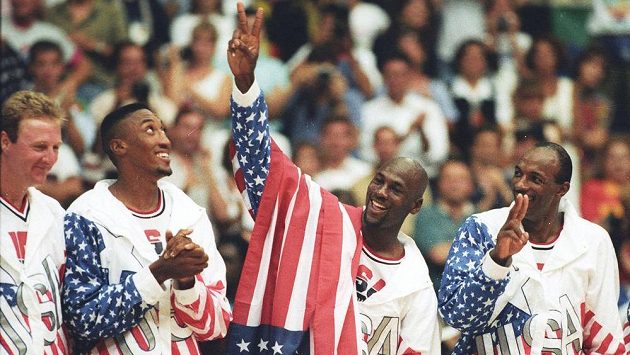 Dres basketbalové legendy Michaela Jordana z amerického Dream Teamu z olympijských her v Barceloně 1992 se v aukci prodal za 216.000 dolarů (zhruba 5,5 milionu korun). Dres basketbalové legendy Michaela Jordana z amerického Dream Teamu z olympijských her v Barceloně 1992 se v aukci prodal za 216.000 dolarů (zhruba 5,5 milionu korun).