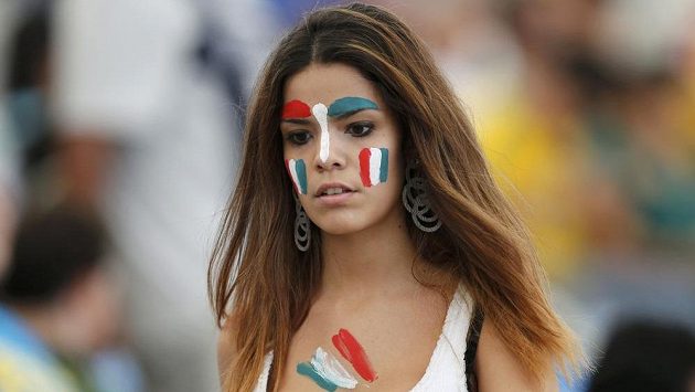 Půvabná italská fanynka na stadiónu Maracaná v Rio de Janeiro. Půvabná italská fanynka na stadiónu Maracaná v Rio de Janeiro.