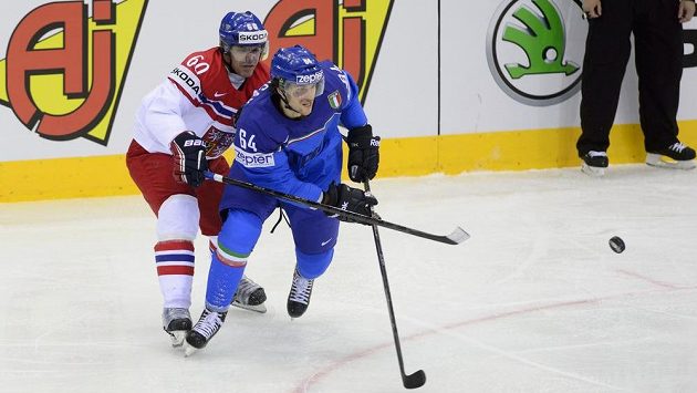 Zleva český reprezentant Tomáš Rolinek a Brian Ihnacak z Itálie. Zleva český reprezentant Tomáš Rolinek a Brian Ihnacak z Itálie.