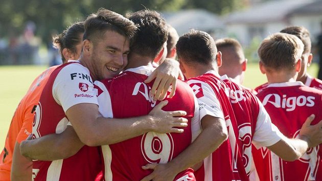 Fotbalisté Pardubic se radují z branky. Fotbalisté Pardubic se radují z branky.