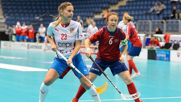 Zleva česká hráčka Adéla Bočanová a Karen Farnesová z Norska během utkání MS v Bratislavě. Zleva česká hráčka Adéla Bočanová a Karen Farnesová z Norska během utkání MS v Bratislavě.