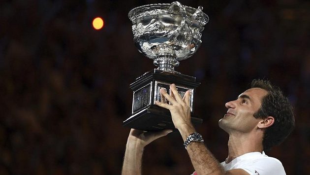 Roger Federer s trofejí na Australian Open. Roger Federer s trofejí na Australian Open.
