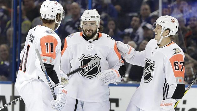 Výběr Pacifické divize vyhrál Utkání hvězd NHL. Na snímku centr Los Angeles Kings Drew Doughty gratuluje Anže Kopitarovi, který je jeho klubovým spoluhráčem. Společnost jim dělá Rickard Rakell z Anaheimu Ducks. Výběr Pacifické divize vyhrál Utkání hvězd NHL. Na snímku centr Los Angeles Kings Drew Doughty gratuluje Anže Kopitarovi, který je jeho klubovým spoluhráčem. Společnost jim dělá Rickard Rakell z Anaheimu Ducks.