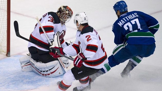 Obránce New Jersey Devils Marek Židlický (uprostřed) se snaží Shawna Matthiase z vancouveru před brankářem Corym Schneiderem. Obránce New Jersey Devils Marek Židlický (uprostřed) se snaží Shawna Matthiase z vancouveru před brankářem Corym Schneiderem.