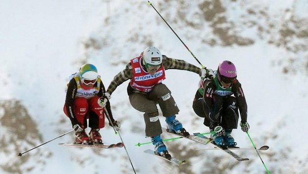 Skirosařka Nikol Kučerová (vlevo) - ilustrační foto. Skirosařka Nikol Kučerová (vlevo) - ilustrační foto.