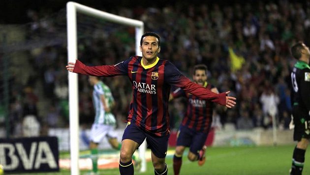Pedro (vpředu) z Barcelony slaví gól na hřišti Betisu Sevilla. Pedro (vpředu) z Barcelony slaví gól na hřišti Betisu Sevilla.