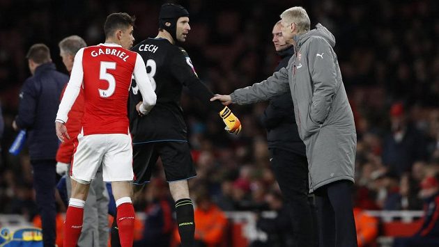 Kouč Arsenalu Arséne Wenger promlouvá k Petru Čechovi během duelu s Leicesterem. Kouč Arsenalu Arséne Wenger promlouvá k Petru Čechovi během duelu s Leicesterem.