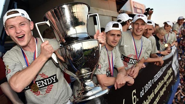 Fotbalisté Sparty Praha Jakub Brabec (vlevo), Mario Holek a Pavel Kadeřábek s pohárem pro mistra ligy. Fotbalisté Sparty Praha Jakub Brabec (vlevo), Mario Holek a Pavel Kadeřábek s pohárem pro mistra ligy.