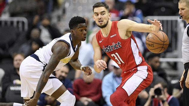 Tomáš Satoranský (31) z Washingtonu a Edmond Sumner z Indiany. Tomáš Satoranský (31) z Washingtonu a Edmond Sumner z Indiany.