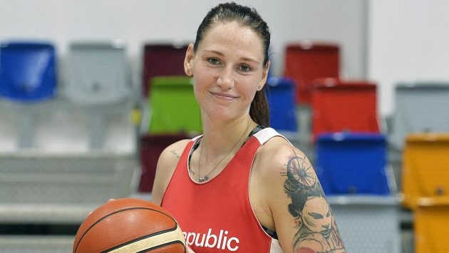 Česká basketbalistka Renáta Březinová (vlevo) byla ústřední postavou českého celku v utkání se Švédskem na ME. Česká basketbalistka Renáta Březinová (vlevo) byla ústřední postavou českého celku v utkání se Švédskem na ME.