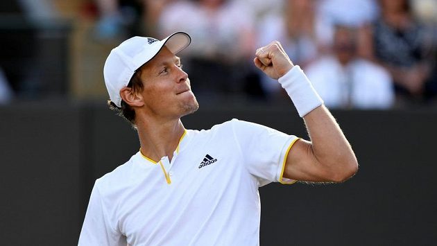 Tomáš Berdych po osmifinále Wimbledonu s Rakušanem Dominikem Thiemem. Tomáš Berdych po osmifinále Wimbledonu s Rakušanem Dominikem Thiemem.