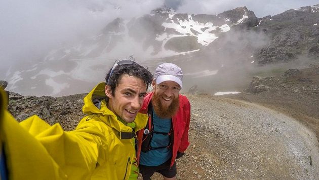Kilian Jornet během závodu (vlevo) se měl čas ještě fotit. Kilian Jornet během závodu (vlevo) se měl čas ještě fotit.