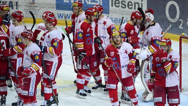 Hokejisty Slavie má v boji o záchranu motivovat i fanouškovský fond. Hokejisty Slavie má v boji o záchranu motivovat i fanouškovský fond.
