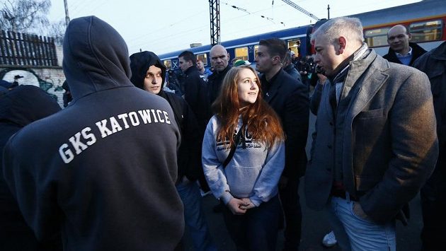 Ministr vnitra Milan Chovanec (vpravo) se snaží navázat rozhovor s fanoušky Baníku Ostrava. Ministr vnitra Milan Chovanec (vpravo) se snaží navázat rozhovor s fanoušky Baníku Ostrava.