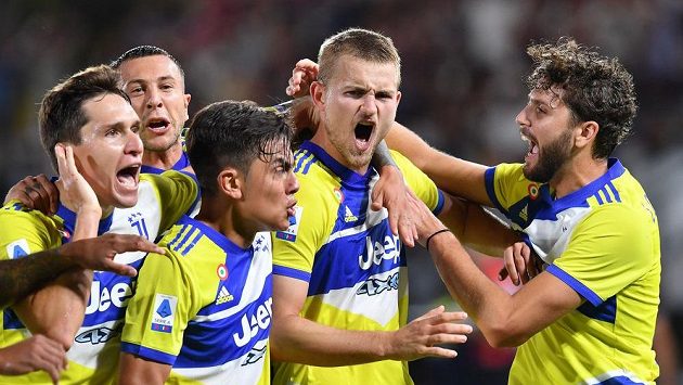Hráči Juventusu oslavují gól proti Spezii. Hráči Juventusu oslavují gól proti Spezii.