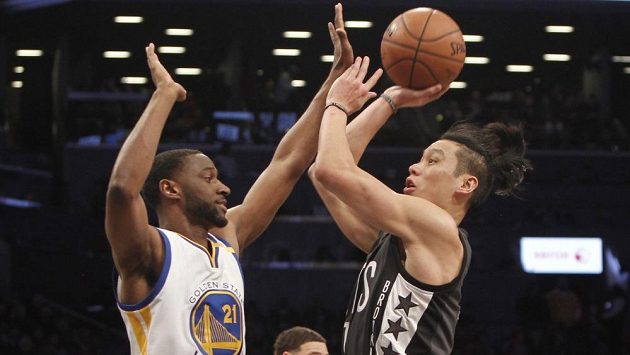 Basketbalista Golden State Ian Clark (vlevo) se snaží zblokovat Jeremyho Lina z Brooklynu. Basketbalista Golden State Ian Clark (vlevo) se snaží zblokovat Jeremyho Lina z Brooklynu.