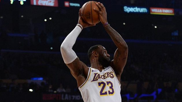 Basketbalista Los Angeles LeBron James (23) během duelu s Dallasem. Basketbalista Los Angeles LeBron James (23) během duelu s Dallasem.