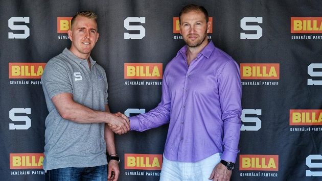 Nová posila Sparty Marek Kvapil se sportovním ředitelem klubu Petrem Tonem. Nová posila Sparty Marek Kvapil se sportovním ředitelem klubu Petrem Tonem.