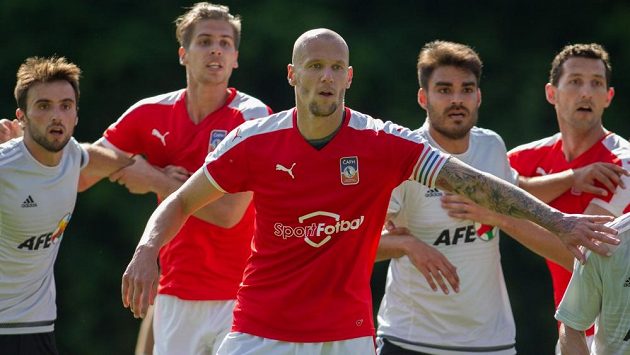 Fotbalisté bez angažmá mají možnost trénovat během léta na kempu ČAFH. Zahrají si i řadu přípravných zápasů, nastoupí i na turnaji FIFPro. Fotbalisté bez angažmá mají možnost trénovat během léta na kempu ČAFH. Zahrají si i řadu přípravných zápasů, nastoupí i na turnaji FIFPro.