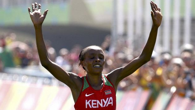 Keňanka Jemima Sumgongová slaví zlato v olympijském maratónu. Keňanka Jemima Sumgongová slaví zlato v olympijském maratónu.