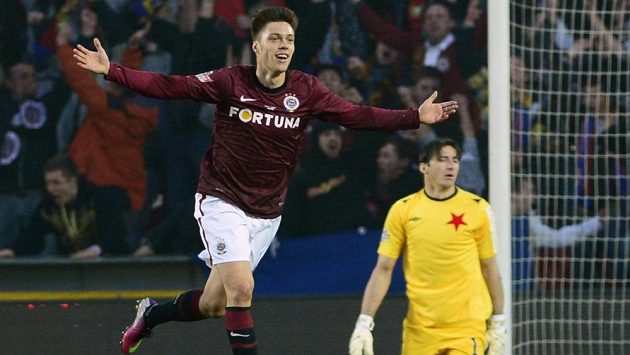 Václav Kadlec ze Sparty se raduje ze své branky proti Slavii. V pozadí gólman sešívaných Kamil Čontofalský. Václav Kadlec ze Sparty se raduje ze své branky proti Slavii. V pozadí gólman sešívaných Kamil Čontofalský.
