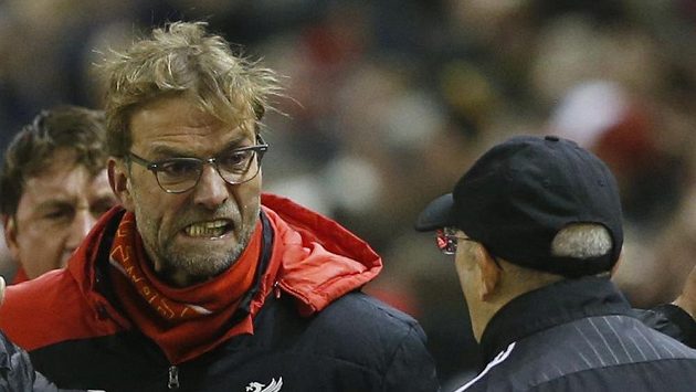 Trenér Liverpoolu Jürgen Klopp se raduje z vyrovnávacího gólu na 2:2 proti West Bromwich Albion. Vpravo trenér WBA Tony Pulis. Trenér Liverpoolu Jürgen Klopp se raduje z vyrovnávacího gólu na 2:2 proti West Bromwich Albion. Vpravo trenér WBA Tony Pulis.