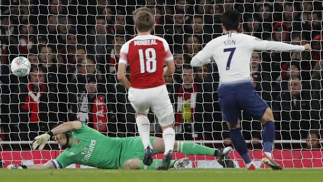 Petr Čech v brance Arsenalu inkasuje první gól ve čtvrtfinále EFL Cupu proti Tottenhamu. Petr Čech v brance Arsenalu inkasuje první gól ve čtvrtfinále EFL Cupu proti Tottenhamu.