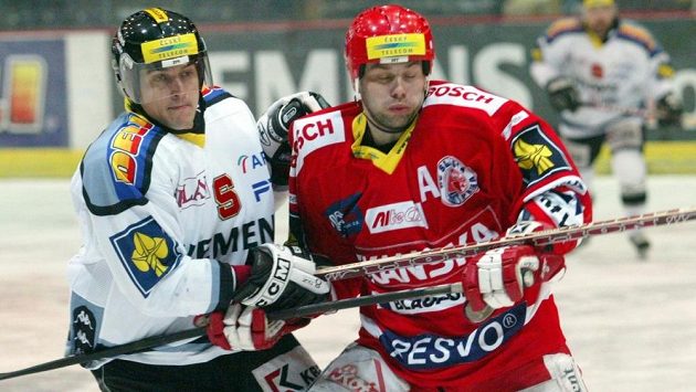 Útočník Sparty Viktor Ujčík (vlevo) a forvard Slavie Milan Antoš během pražského derby v roce 2003. Útočník Sparty Viktor Ujčík (vlevo) a forvard Slavie Milan Antoš během pražského derby v roce 2003.