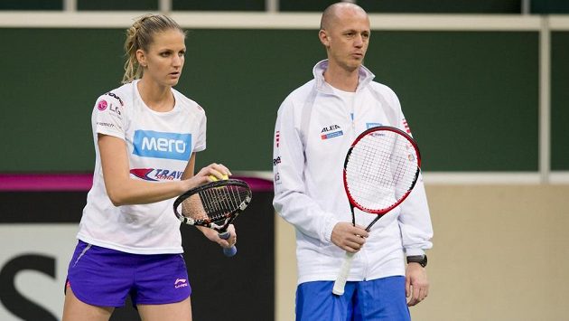 Kapitán Petr Pála a tenistka Karolína Plíšková během tréninku v O2 areně. Kapitán Petr Pála a tenistka Karolína Plíšková během tréninku v O2 areně.