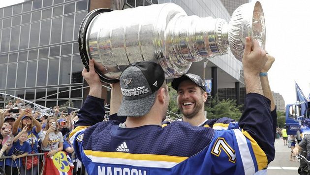 Hokejisté St. Louis Blues Alex Pietrangelo a Pat Maroon slaví s fanoušky zisk Stanley Cupu. Hokejisté St. Louis Blues Alex Pietrangelo a Pat Maroon slaví s fanoušky zisk Stanley Cupu.