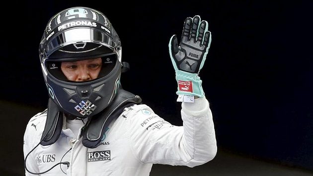 Německý jezdec Nico Rosberg po kvalifikaci v Šanghaji. Německý jezdec Nico Rosberg po kvalifikaci v Šanghaji.