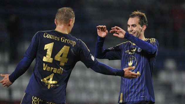 Hráči Olomouce Adam Varadi (vlevo) a střelec Tomáš Zahradníček se radují z gólu proti Slavii. Hráči Olomouce Adam Varadi (vlevo) a střelec Tomáš Zahradníček se radují z gólu proti Slavii.