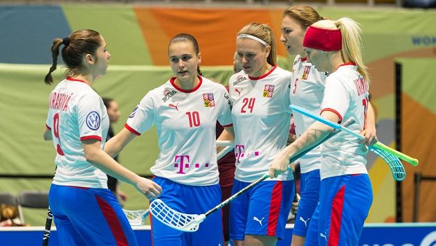 Gólová radost českých florbalistek z gólu do lotyšské sítě, zleva Nela Jiráková, Vendula Beránková, Denisa Ratajová, Eliška Krupnová a Tereza Urbánková. Gólová radost českých florbalistek z gólu do lotyšské sítě, zleva Nela Jiráková, Vendula Beránková, Denisa Ratajová, Eliška Krupnová a Tereza Urbánková.