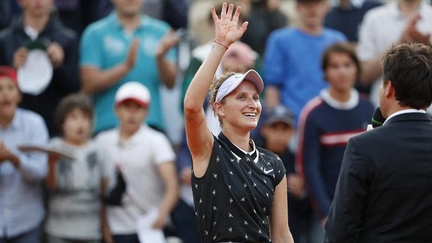 Česká tenistka Markéta Vondroušová zdraví fanoušky po postupu do semifinále French Open. Česká tenistka Markéta Vondroušová zdraví fanoušky po postupu do semifinále French Open.