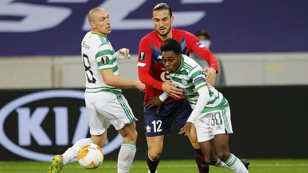 Jusúf Yazici z Lille střežený hráči Celticu Glasgow Jeremiem Frimpongem (vpravo) a Scottem Brownem. Jusúf Yazici z Lille střežený hráči Celticu Glasgow Jeremiem Frimpongem (vpravo) a Scottem Brownem.